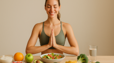 Alimentos saludables sobre una mesa con un cuaderno y una taza de té.